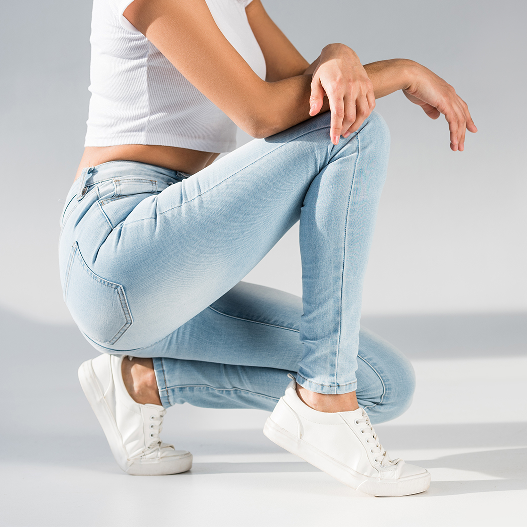 Spodnie skinny – co to za fason i jak go nosić w modnych stylizacjach damskich i męskich